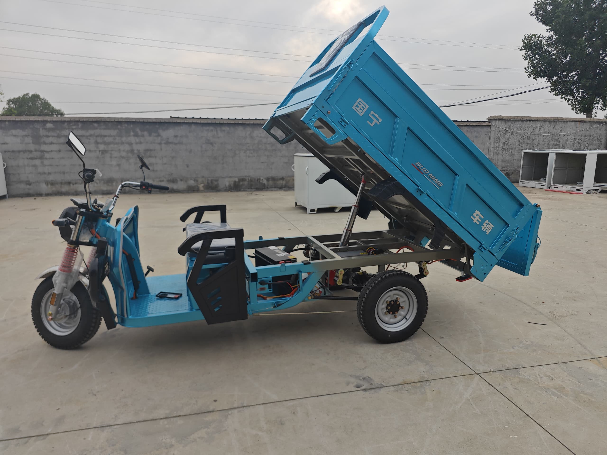 Side view of electric cargo trike
